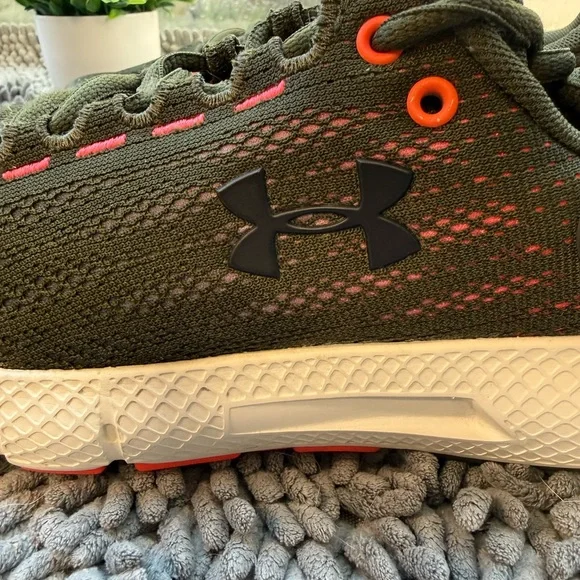 Under Armour UA Boys Size 3.5 Charged Rogue Dark Green Sneakers Athletic Shoes - Picture 4 of 8